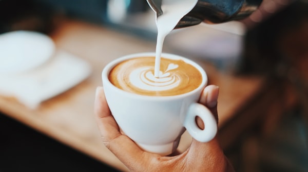 Barista préparant un café V60 par déversement en spirale, eau à 93 °C, ratio 1:16, grain éthiopien washed