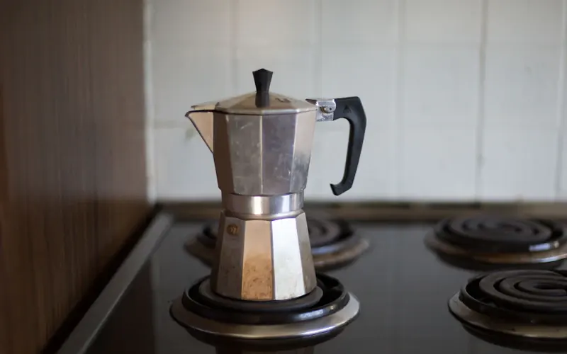 Cafetière italienne moka sur la cuisinière pendant l'extraction