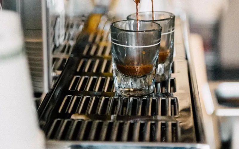 Porte-filtre espresso : galette de café tassée dans le panier